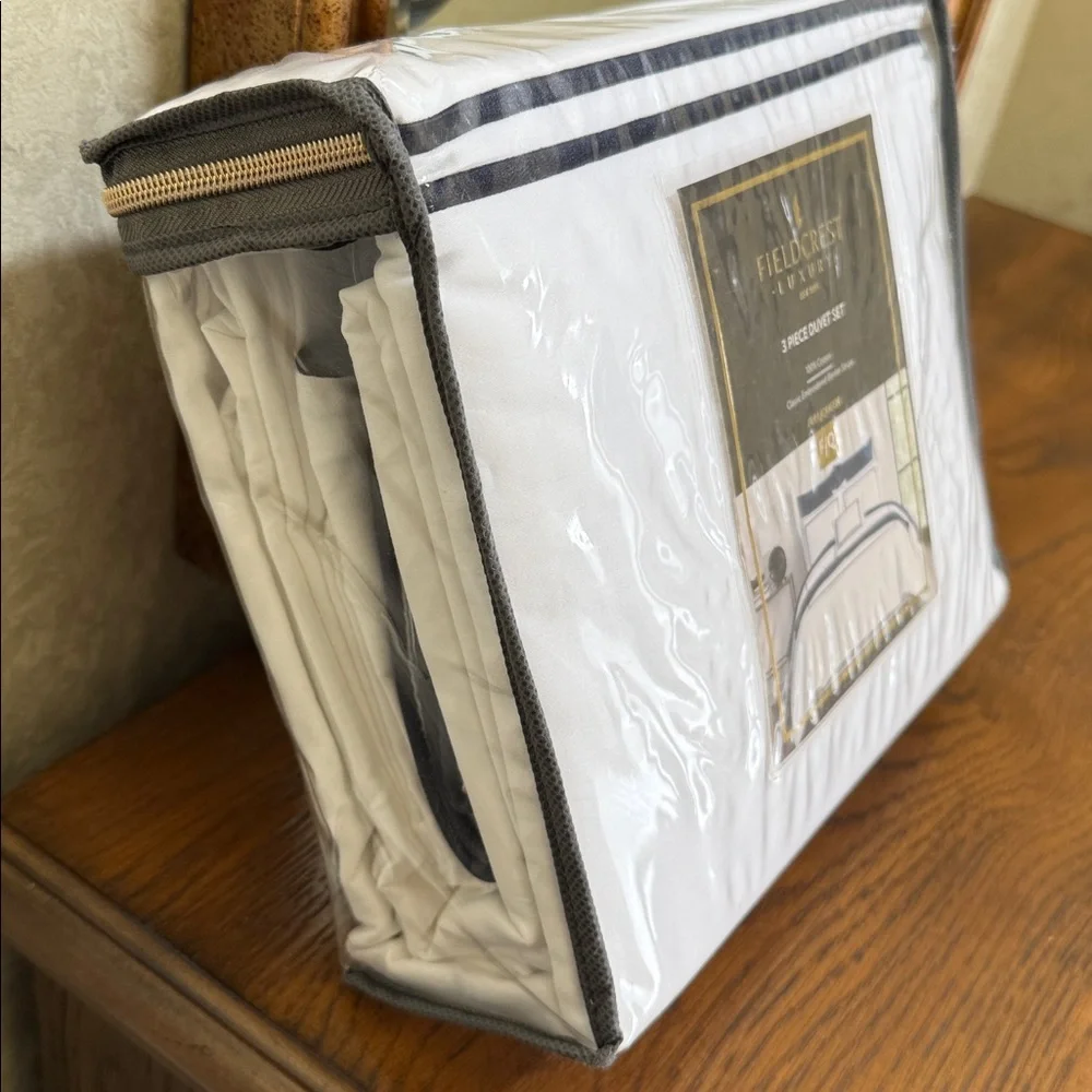 Fieldcrest Duvet Set- White with Navy Striped Border. Size Full/Queen.